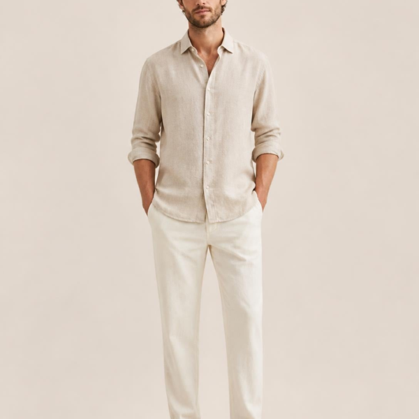 Homme portant une chemise en lin beige dans un décor méditerranéen, collection homme mode durable Etikashion