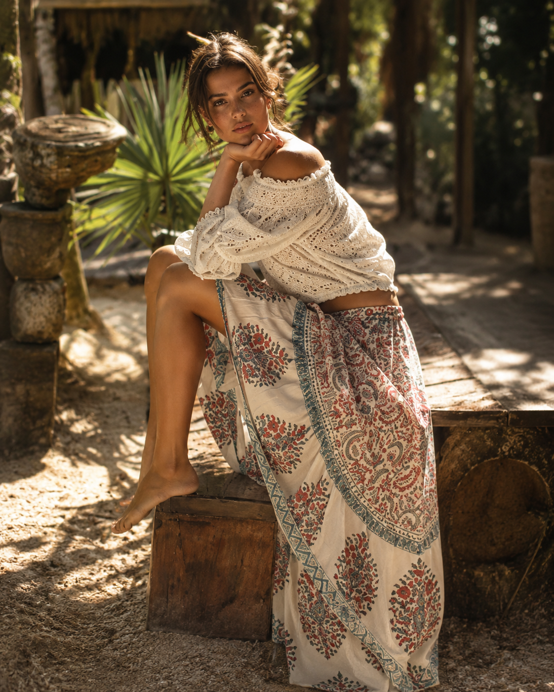Femme portant une tenue éthique dans un cadre naturel