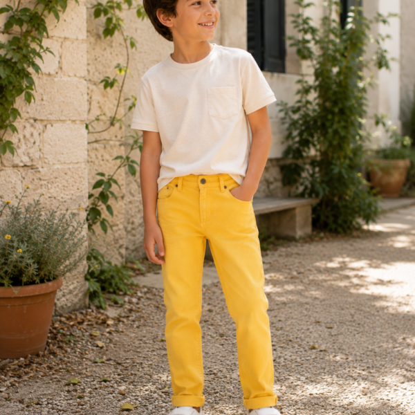 Garçon portant une pantalon jaune