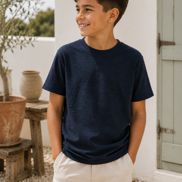 Garçon portant un t-shirt bleu