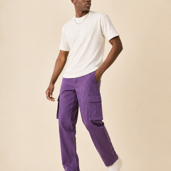 Homme portant le Pantalon Cargo Naël violet Etikashion